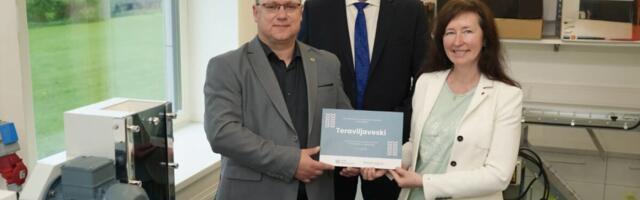 Linas Agro toetas Maaülikooli tudengite õpet uue teravilja rullveskiga