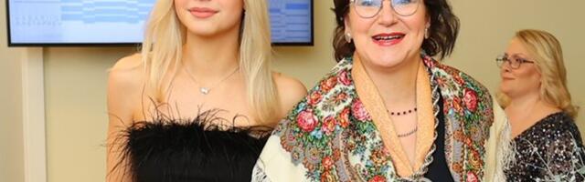 FOTOD | Julge kleidivalik! Liisa Pakosta saabus vastuvõtule näitlejast tütre seltsis