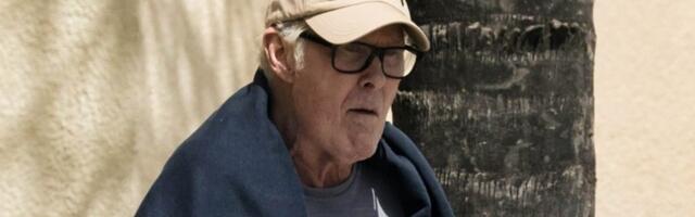 FOTOD | Raskest operatsioonist taastuv David Hasselhoff ei lase pead norgu. Kõndimisel on abiks jalutusraam