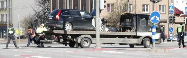 Kahe auto kokkupõrge pani Tallinna kesklinnas liikluse seisma