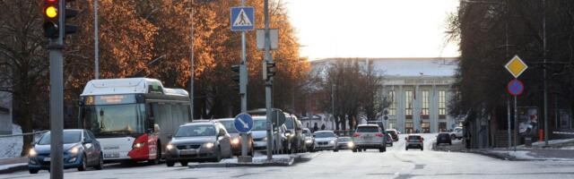 Riia tänaval jääb autodele neli sõidurada