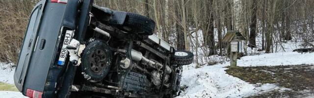 JÄRJEST | Auto sõitis kaks korda teelt välja