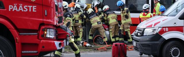 FOTOD | Tallinnas Koplis juhtus raske avarii trammi ja sõiduauto vahel, 7-aastane tüdruk viidi haiglasse