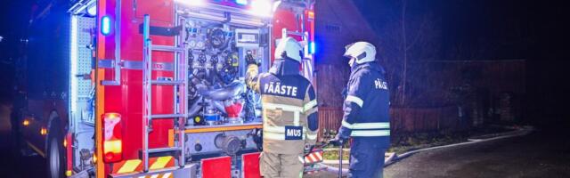 Pärnus põleb eluhoone. Teadaolevalt said inimesed välja