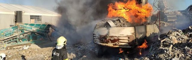 FOTO | Lasnamäel lahvatas lausleekidesse tööhoos ekskavaator