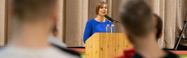 Kersti Kaljulaid andis Toila gümnasistidele ühiskonnaõpetuse tunni