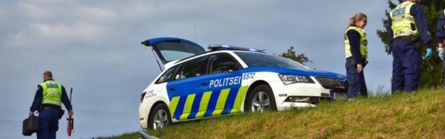 Sauel politsei eest põgenenud BMW juht sõitis vastu puud