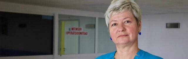 Põlva haigla aasta hooldajaks valitud Tippuli Plado hoiab patsiendi kätt vajadusel kogu operatsiooni