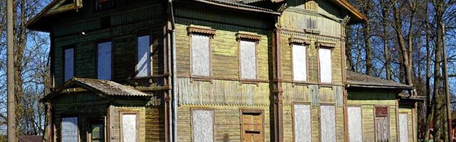 Riigivara, aga sisuliselt omanikuta: vanade vaksalihoonete ajaloopärand pudeneb järjepanu tolmuks