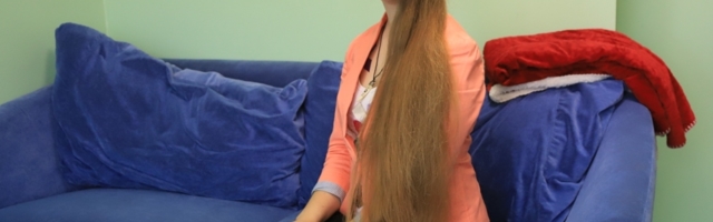 Tüdruk annetab juuksed parukasalongile