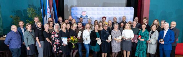 Kuu­sa­lus ja­ga­ti val­la aas­tap­ree­miaid ja tun­nus­ta­ti tub­li­maid