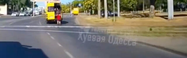 VIDEO: Ukrainas hüppas mees värbamisbussist sõidu ajal välja