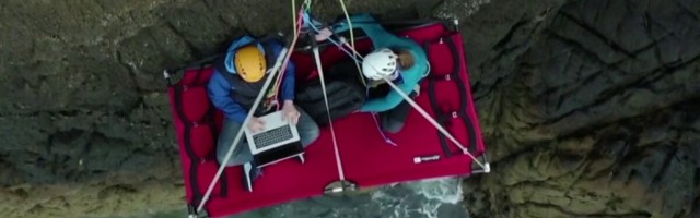 VIDEO | Kõige ekstreemsem kodukontor? Kaks meest teevad kontoritööd kaljuservalt rippudes