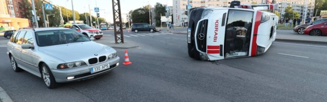 FOTOD ja VIDEO | Tallinnas põrkusid kiirabi ja sõiduauto, alarmsõitu teinud kiirabiauto paiskus kummuli