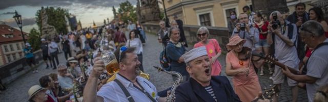 ENNATLIK? Tšehhid korraldasid koroonaviirusele suure hüvastijätupeo
