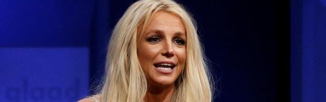 Britney Spears tekitas lennukis pahandust_ popstaar süütas lennureisil sigareti ja pidi võimudega silmitsi seisma