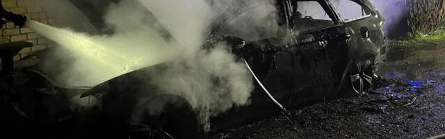 FOTOD | Viljandimaal põles auto maani maha. PPA_ on põhjust kahtlustada süütamist