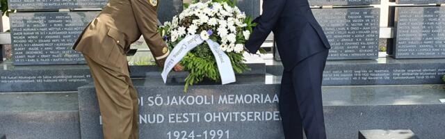 VASTUPANUVÕITLUSES LANGENUD SÕDURITE AUKS I Võidupüha puhul asetati täna pärg Tondi Sõjakooli memoriaalile
