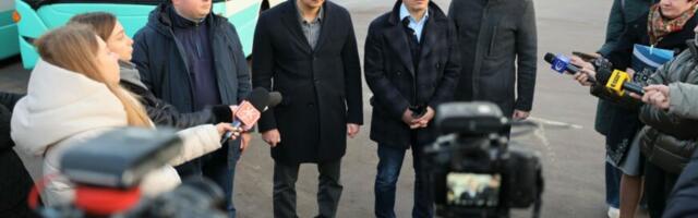 Tallinna linnapea Mihhail Kõlvart andis Žõtomõris üle Tallinna annetatud liinibussid