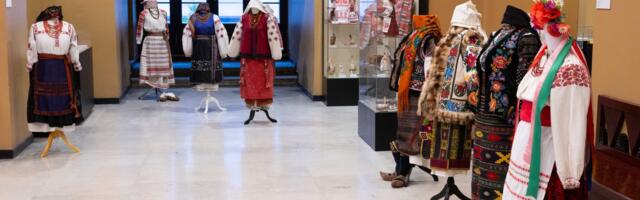 Riigikogus avati näitus Ukraina rahvarõivastest