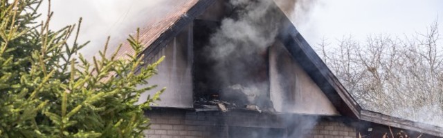 GALERII JA VIDEO | Üksinda kodus olnud lapsed pääsesid põlevast majast eluga