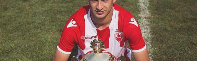 KOPAČKE ZAMENIO MAKAZICAMA I MAŠINICOM Igrao Ligu šampiona sa Zvezdom, nosio dres reprezentacije, a sada radi kao frizer i šiša Radonjića i Erakovića (VIDEO)