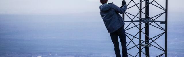 Soomes kukkus nooruk raadiomasti otsast alla ja suri, politsei kahtlustab kuritegu