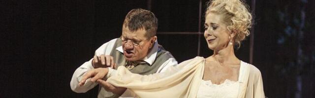 Rakvere teatripere vestleb enne etendust Narva publikuga