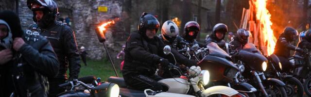 VIDEO JA FOTOD | Jüriöö märgutuled: mootorratturid viisid vabaduse tule Paidest üle kogu Eestimaa