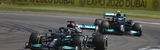 Terava algusega Suurbritannia GP võitis Hamilton, Verstappen paiskus kokkupõrke järel suurel kiirusel seina