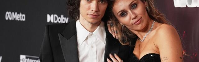 Sõrmus sõrmes! Poplaulja Miley Cyrus kihlus kallimaga ja näitas kihlasõrmust punasel vaibal