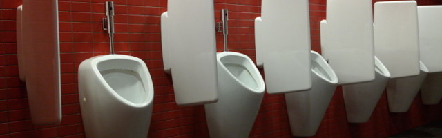 Pissuaar on justkui koroona-purskkaev: veel üks asi, mida nakatumishirmus vältida