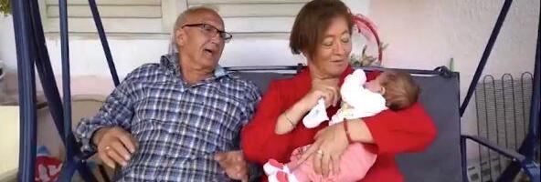 MARKO (69) I SONJA (57) DOBILI ĆERKICU: Ljudi im upućuju SRAMNE komentare, srećna majka otkrila - "23 godine smo bili u braku, odustali smo! A ONDA..." (VIDEO)