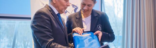 Eesti Lipu Selts kinkis olümpiakoondisele Eesti lippe