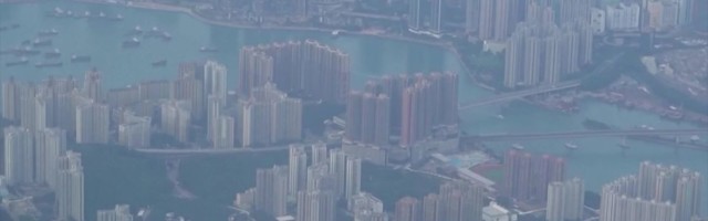 Reporter: Lennufirma lennutab reisimist igatsevaid inimesi linna kohal