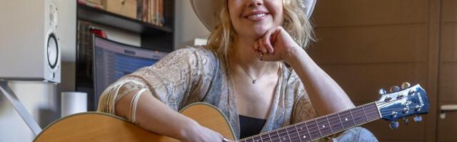 Naine, kes tahab laulda eesti keeles. Häbipunast, laudalõhnast ja piimapangest