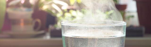 Pentsik põhjus, miks naine restoranides alati klaasi kuuma vett tellib