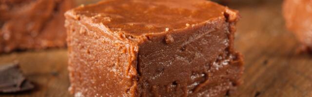 RETSEPT: RIKKALIKULT ŠOKOLAADINE fudge valmib paari liigutusega