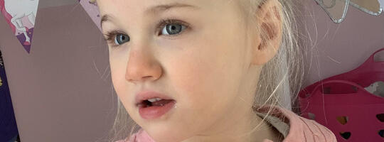 „Ei ole midagi hullemat, kui näha oma last hääbumas”: Retti sündroomiga 3-aastase Eva-Adeline elu saab hoida kallis ravim ja annetajate abi