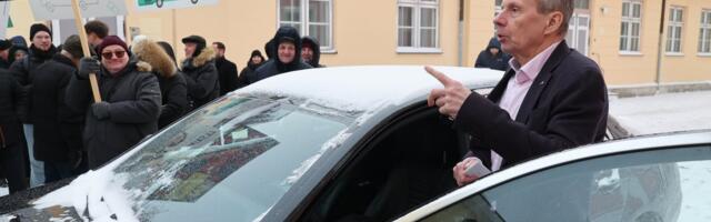 FOTOD | Keskerakondlased kogunesid Stenbocki maja ette tasuta bussisõitu nõudma. Ligi saadeti teele terava torkega