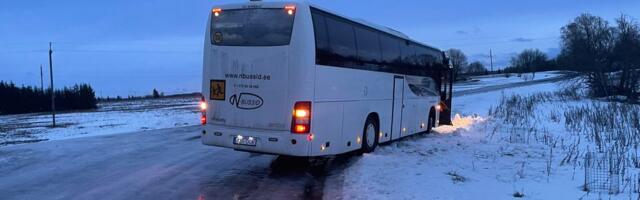 Koolibuss lõpetas sõidu klaaslibeda tee tõttu kraavis