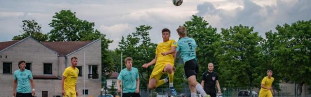 AJALOOLINE VÕIT | Hiiumaa jalgpallikoondis teenis ajaloolise võidu Saaremaal