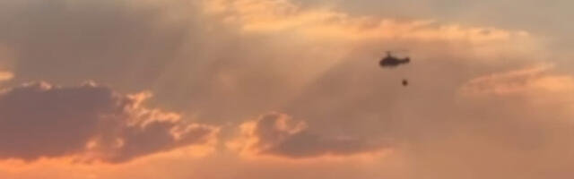 BUKTI POŽAR KOD KLADOVA  U gašenju učestvuje helikopterska jedinica MUP-a