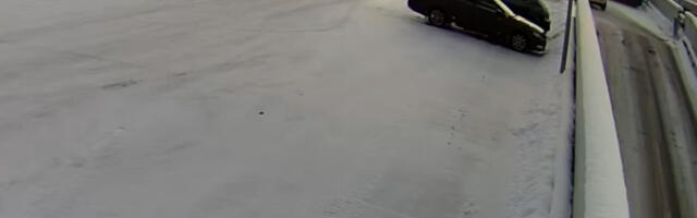 VIDEO! Vaata kuidas juht oma järelkäruga kaks autot ära rihib