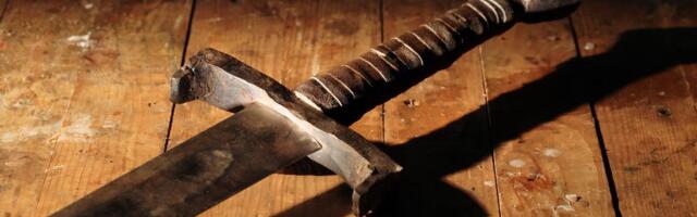 FOTOD JA VIDEO ⟩ Poola jõe põhjast leiti salapärane mõõk