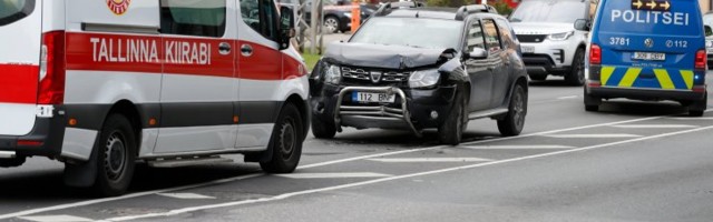 FOTOD | Tallinnas kesklinnas põrkasid kokku kiirabi- ja sõiduauto