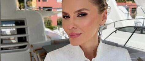 (FOTO) KAO PORCELANSKA LUTKA: Melina pokazala kako je bila našminkana na venčanju sa milionerom