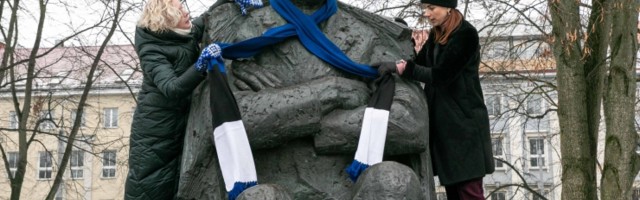 PILDID! Eesti suurkujud ehiti iseseisvuspäevaks sinimustvalgega