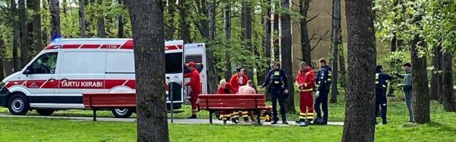 Tartus Annelinna mänguväljaku kõrval rünnati meest. Pealtnägija sõnul vehkis ründaja mõõgaga