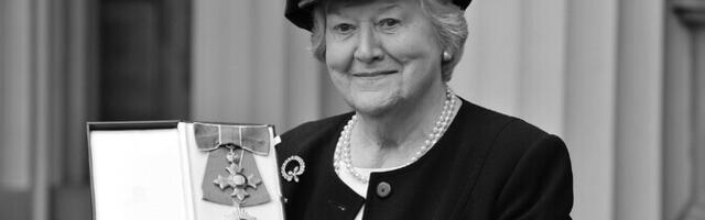 Suri komöödiasarjast "Hyacinth Bucket" tuntud näitleja Patricia Routledge